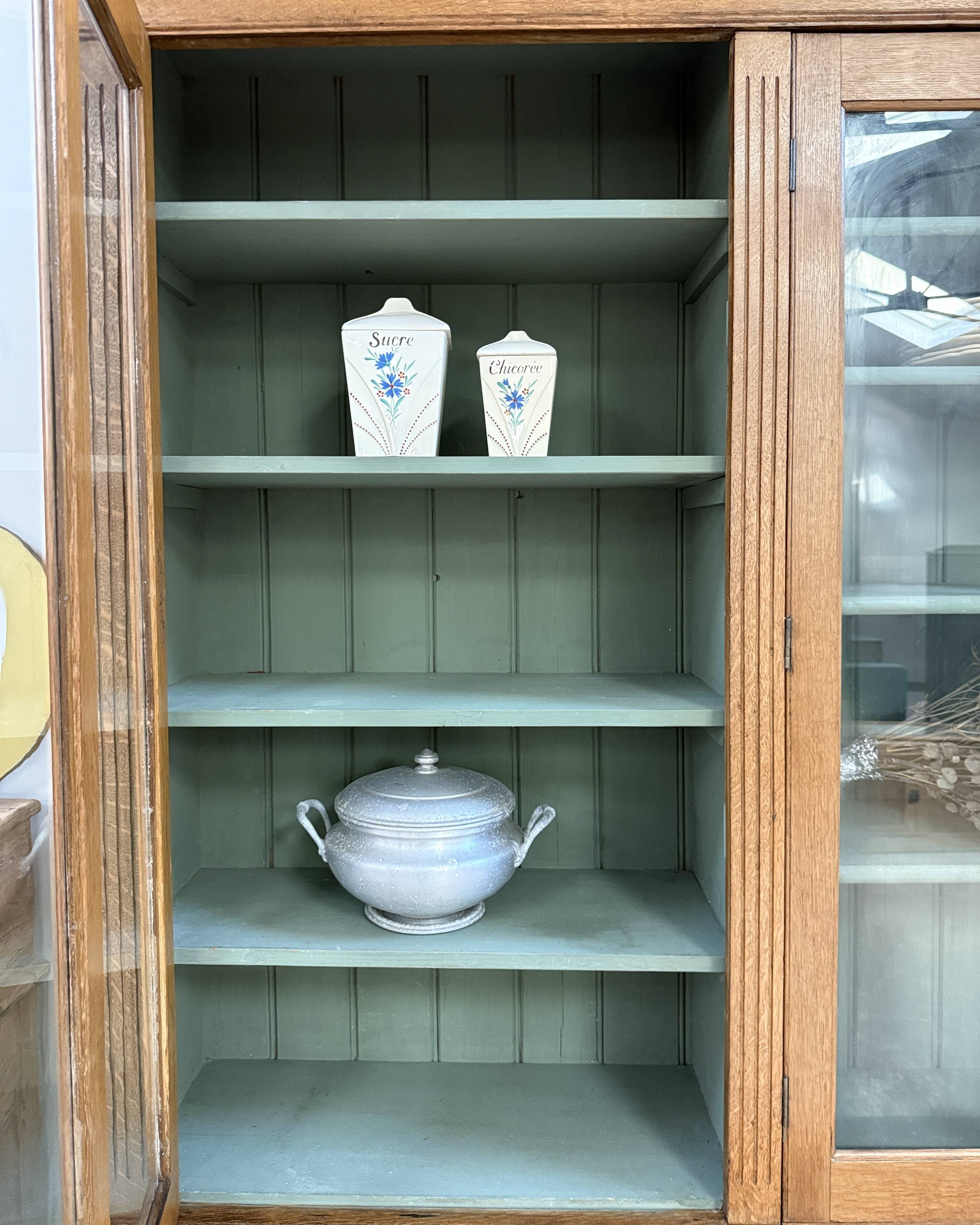 Large two-part display case (renovated)