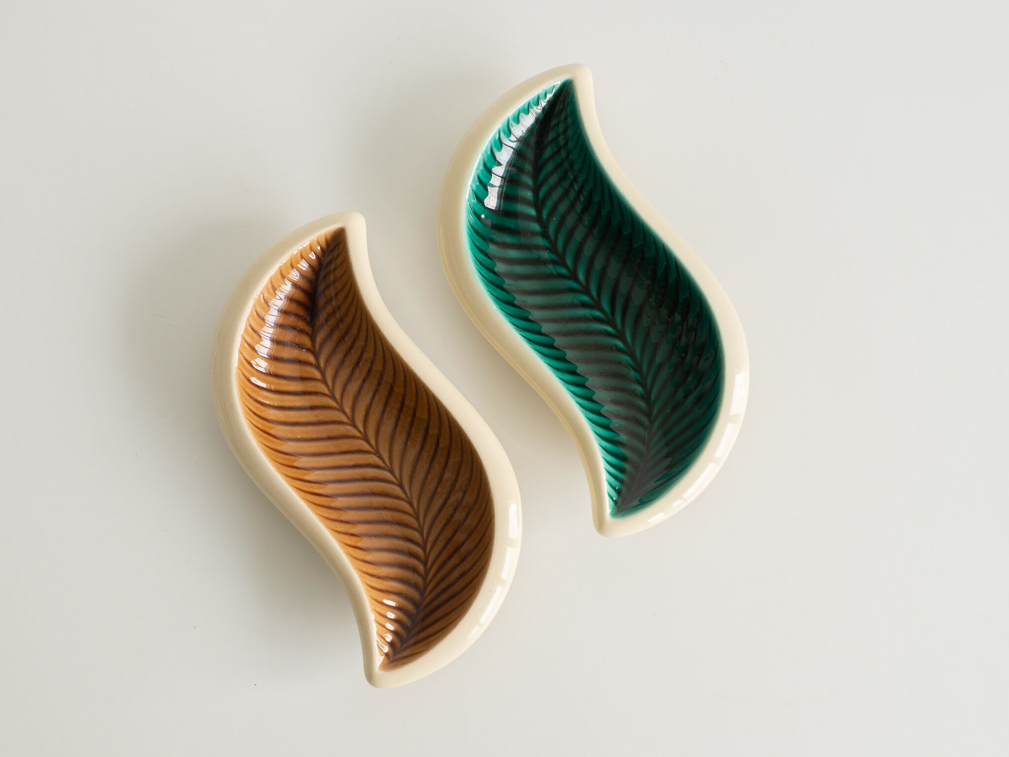 Beige and off-white ceramic ravier