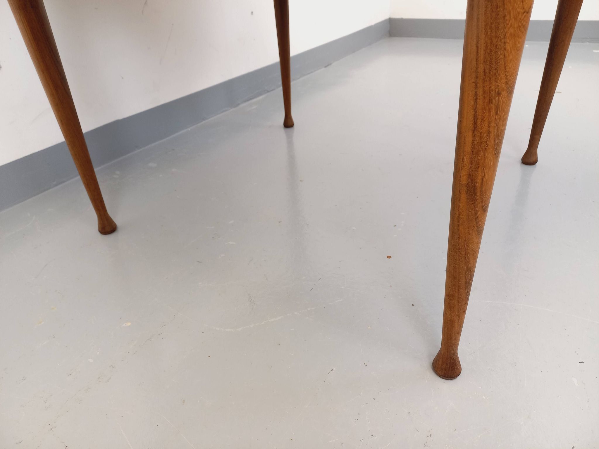 Round dining table in vintage Scandinavian style from the 50s and 60s in teak.