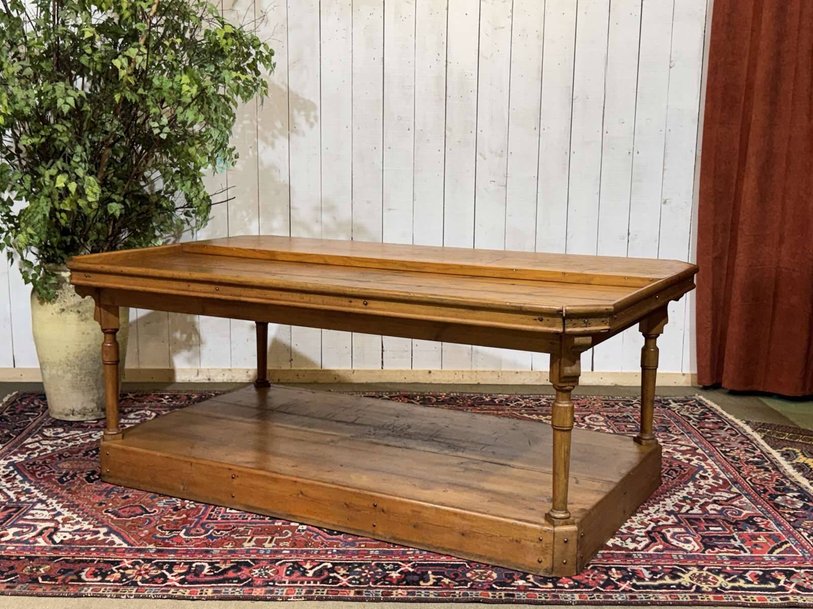 19th-century work table in English pine.