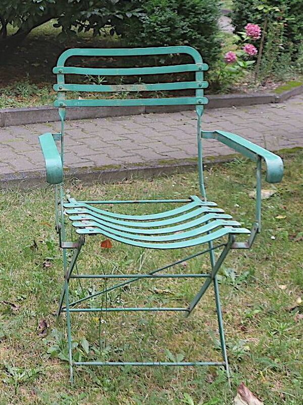 Paire de chaises de jardin en fer peint, vintage et patinées des années 50.