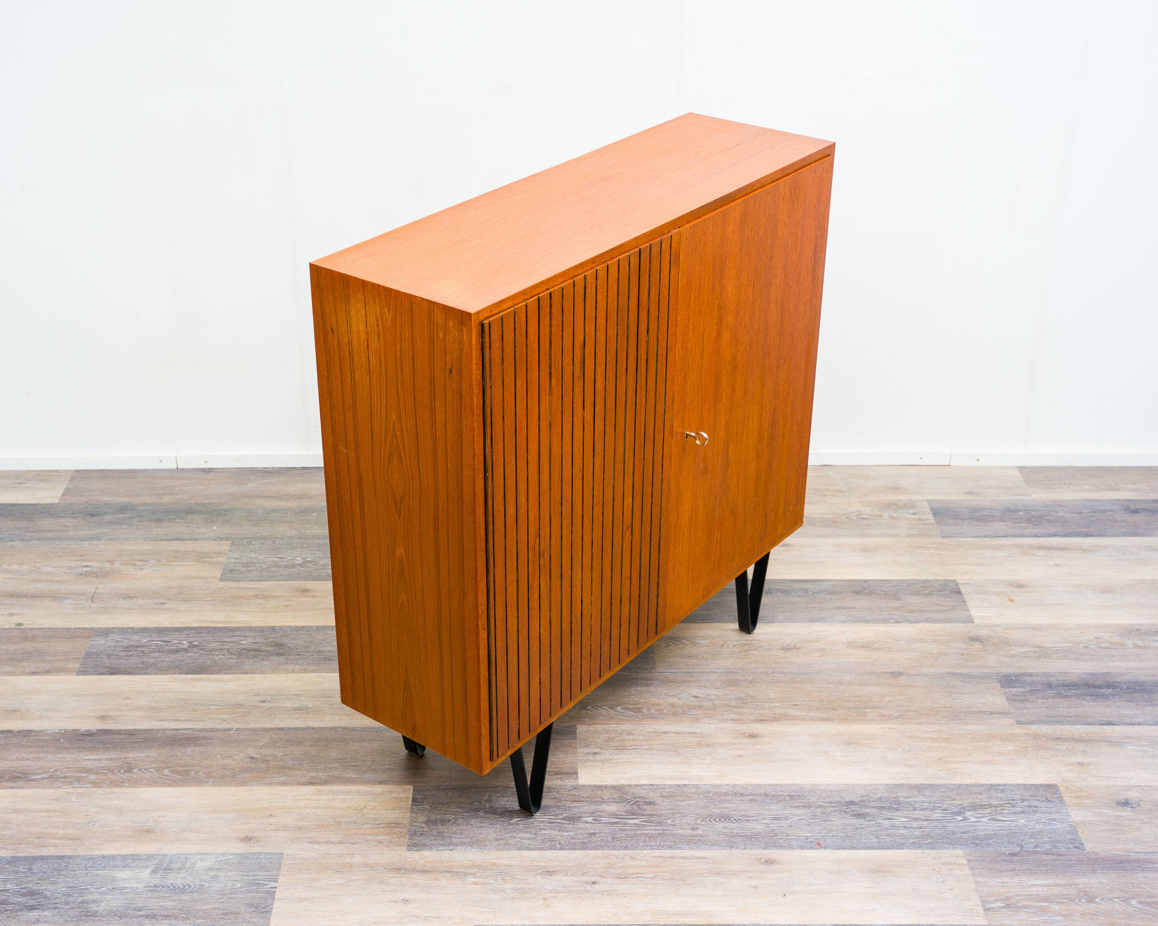 Buffet haut/Highboard en bois de teck avec portes rainurées,
