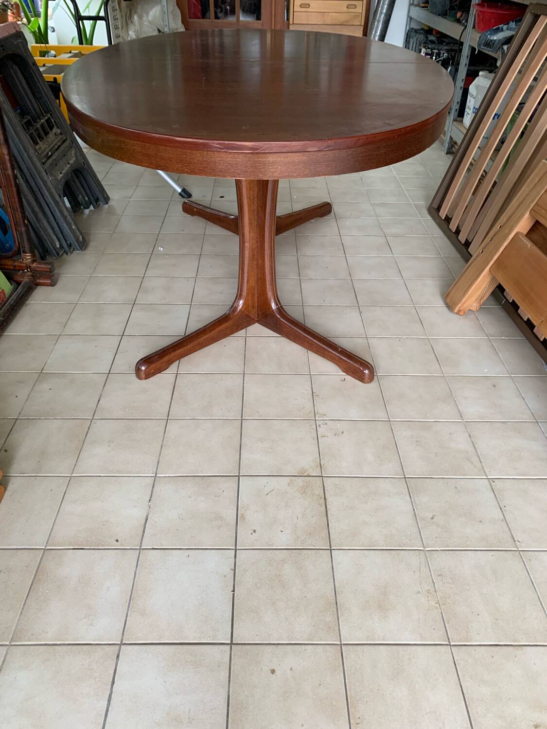 Baumann oval table with extensions