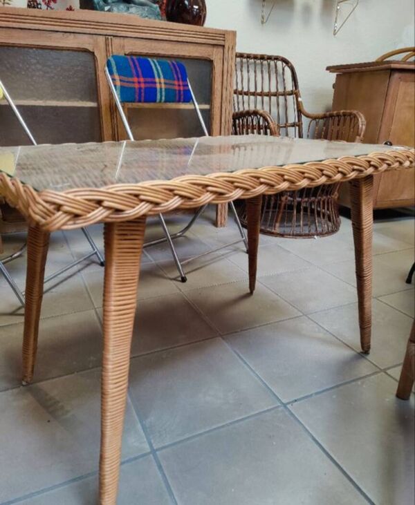 Table basse vintage, en rotin avec plateau en verre