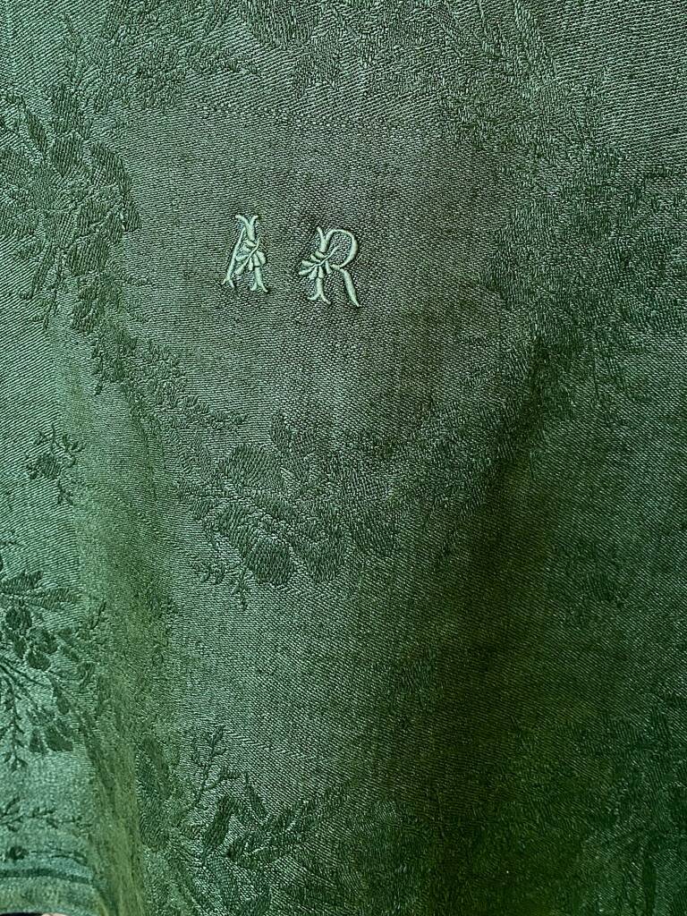 Old tablecloths and its 12 AR monogram damask napkins - 125x186 cm - cotton