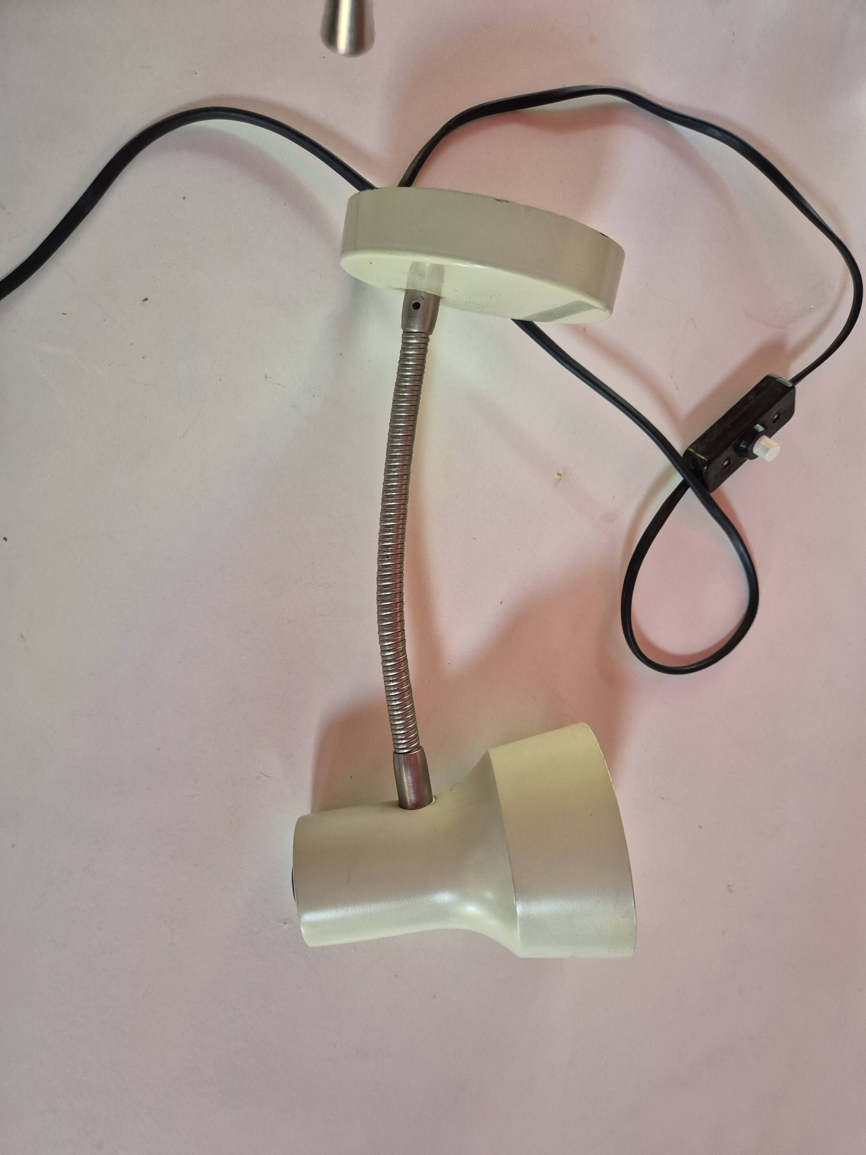 Lampe de bureau vintage beige en metal articulé VEB NAVA leuchtendbau Lengu
