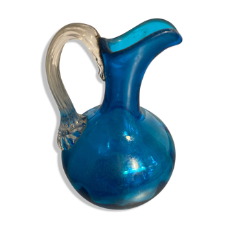 Carafe en verre bleu