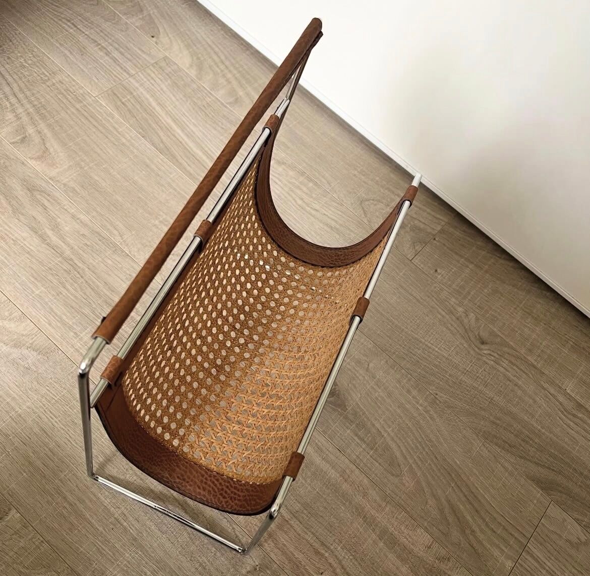 Porte-revues design cuir chrome cannage