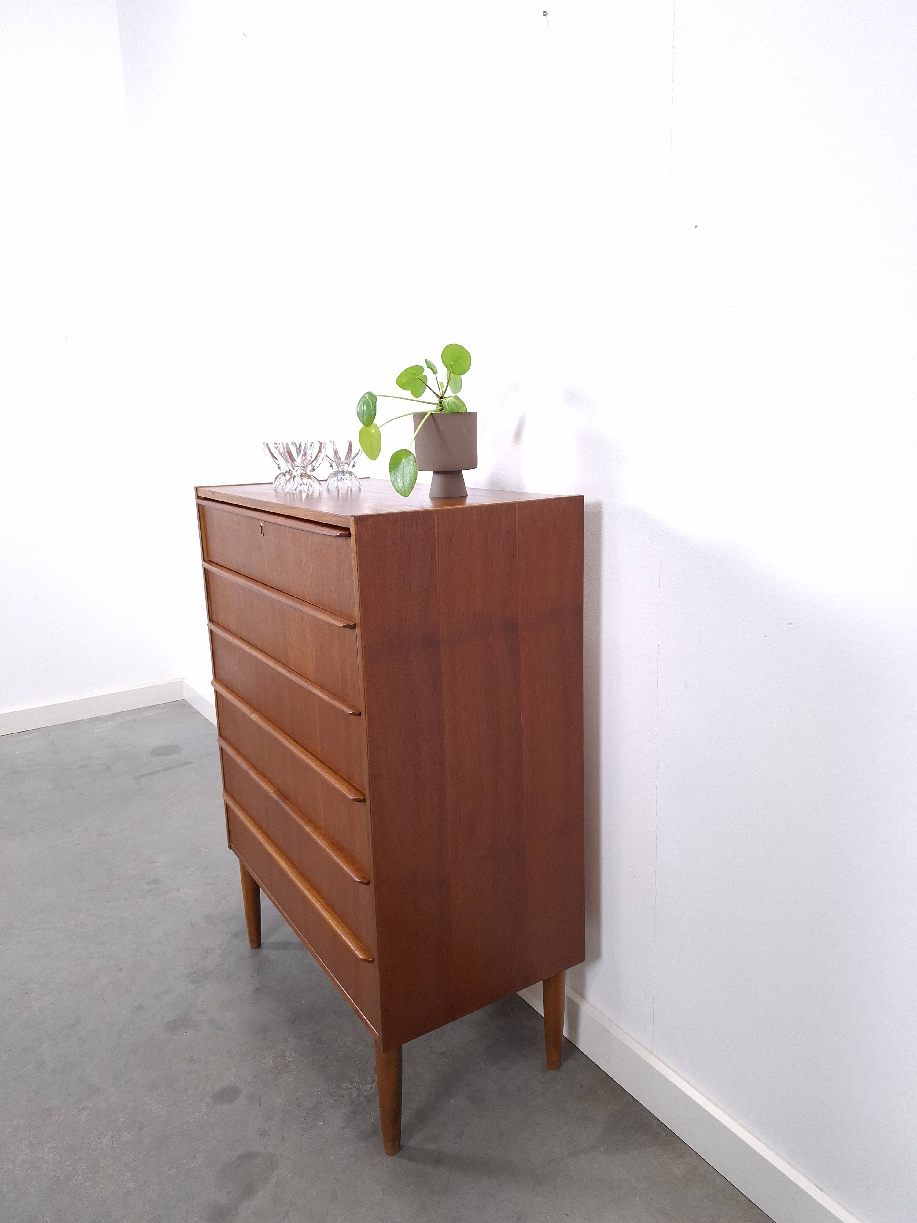 Commode en teck en provenance du Danemark avec 6 tiroirs.