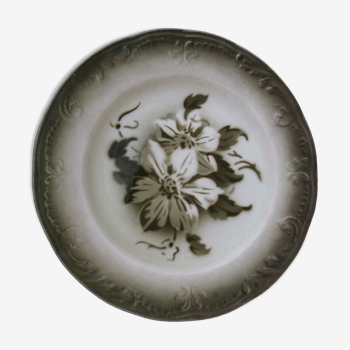 Plate in opaque porcelain of Gien with frieze in relief pattern flower diam 17,5 cm