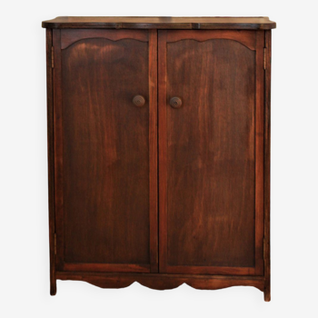 Armoire en bois de poupée