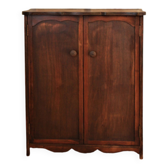 Armoire en bois de poupée