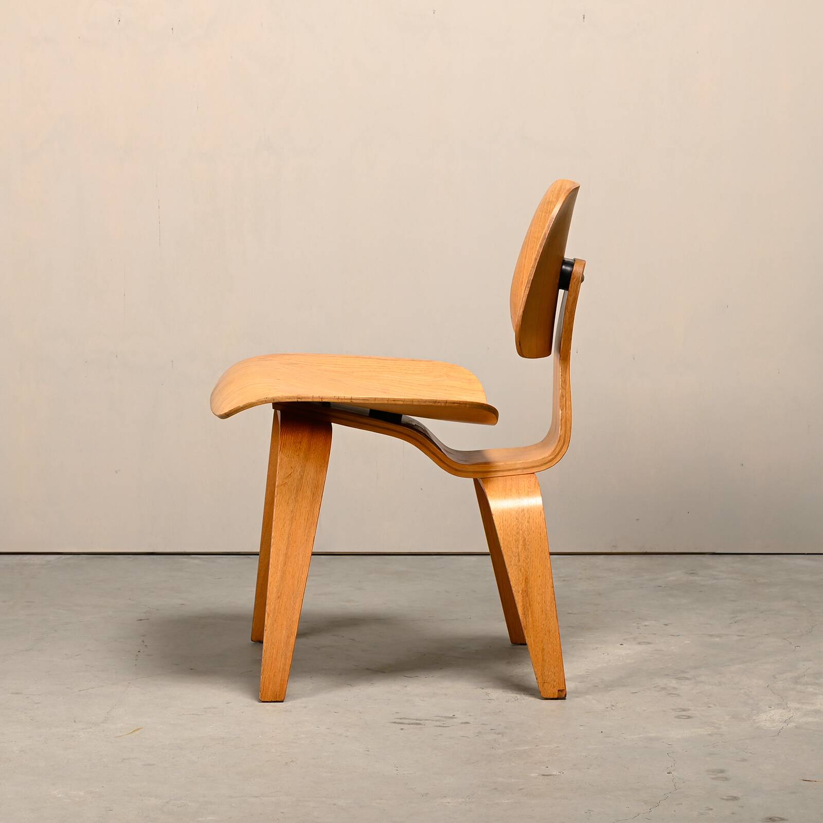 Charles and Ray Eames Early DCW Ash Plywood Dining Chair for Herman Miller