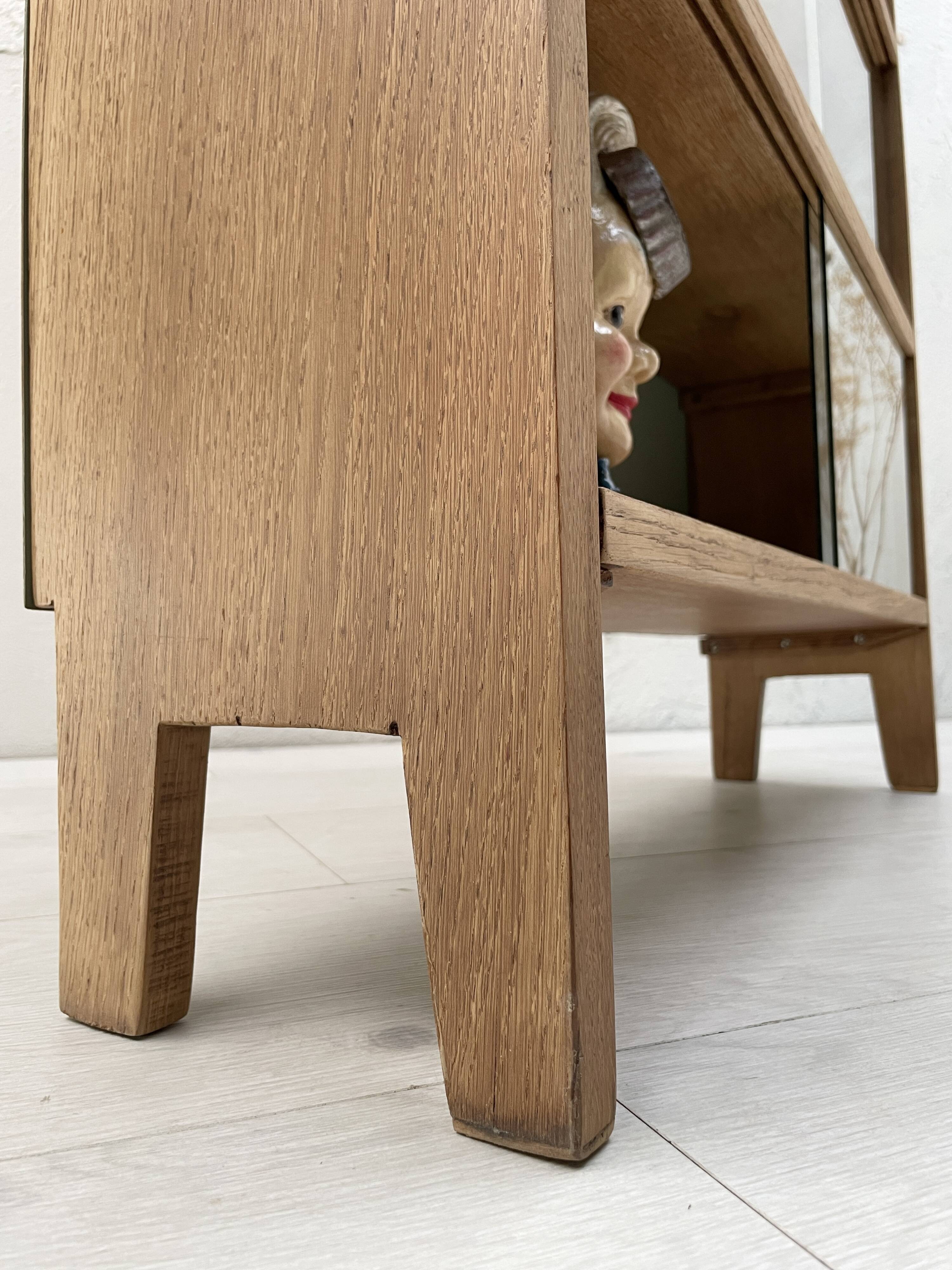 Vintage bookcase in solid oak.