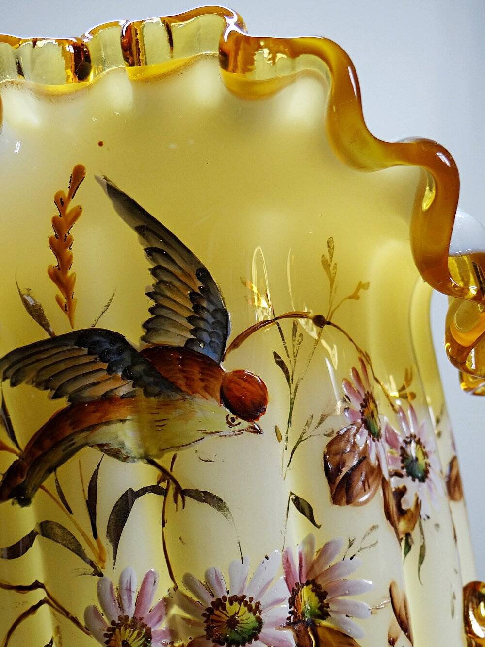Vase tripode de style victorien en opaline émaillée, XIXe-XXe s.