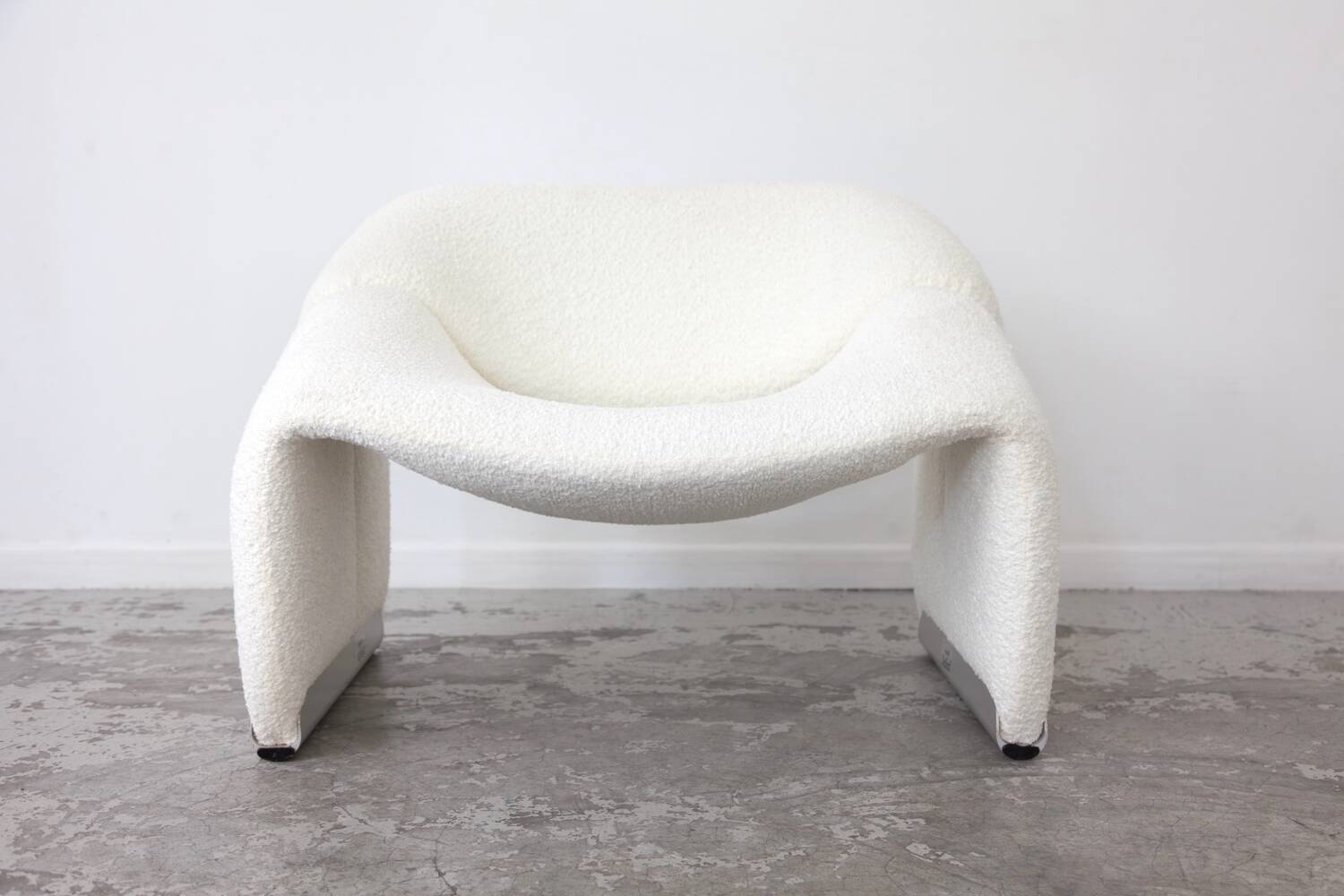 Fauteuil Groovy boucle blanc cassé par Pierre Paulin