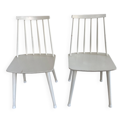 Deux chaises blanches en bois Farstrup, modèle 216.