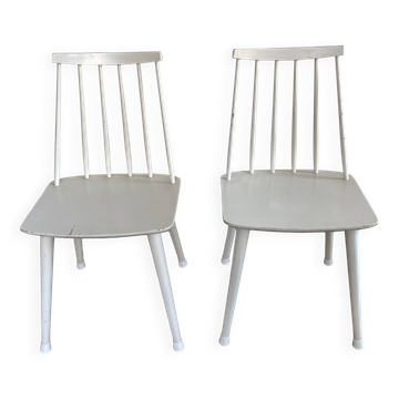 Deux chaises blanches en bois Farstrup, modèle 216.