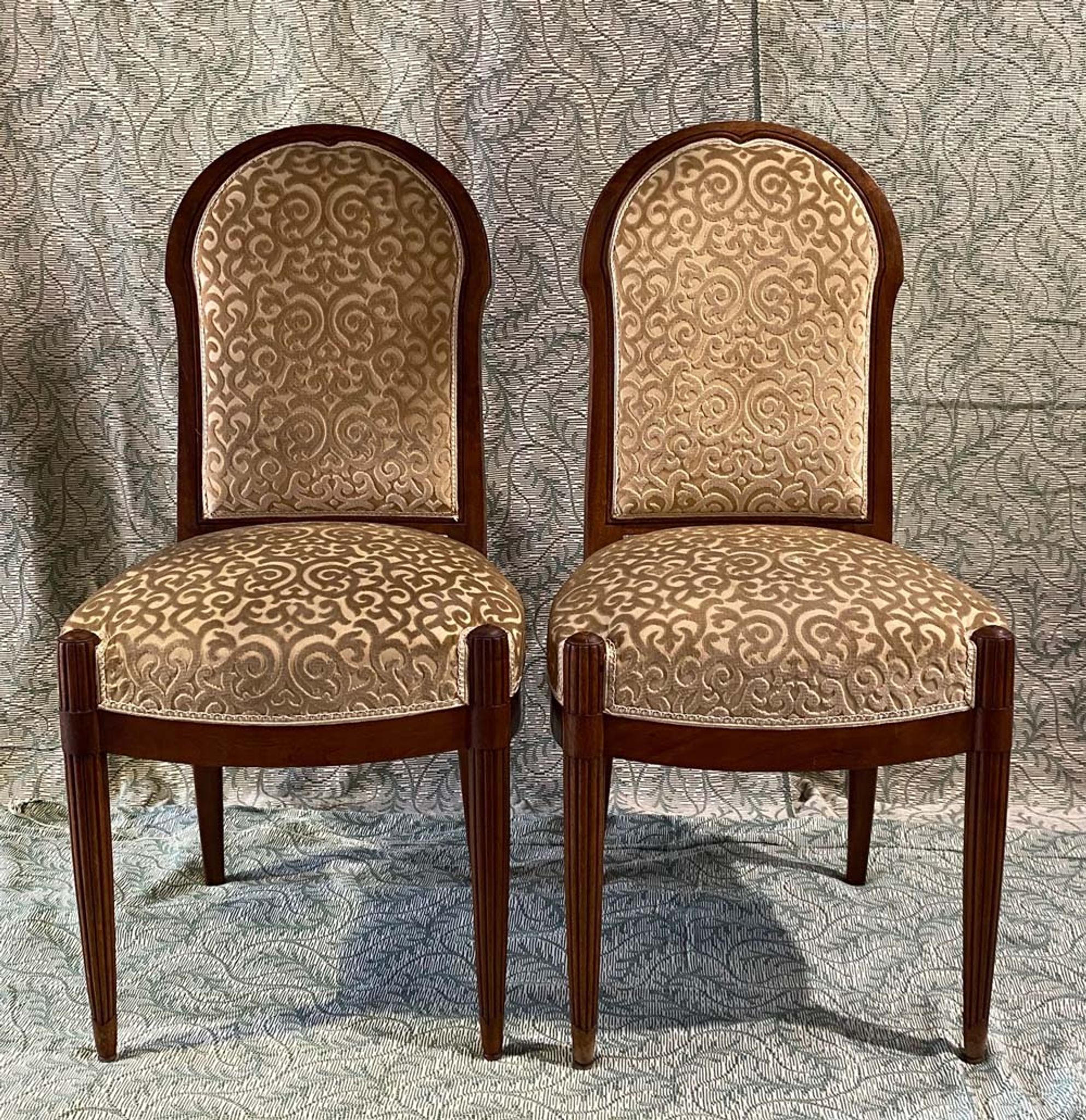Paire de chaises anciennes en noyer
