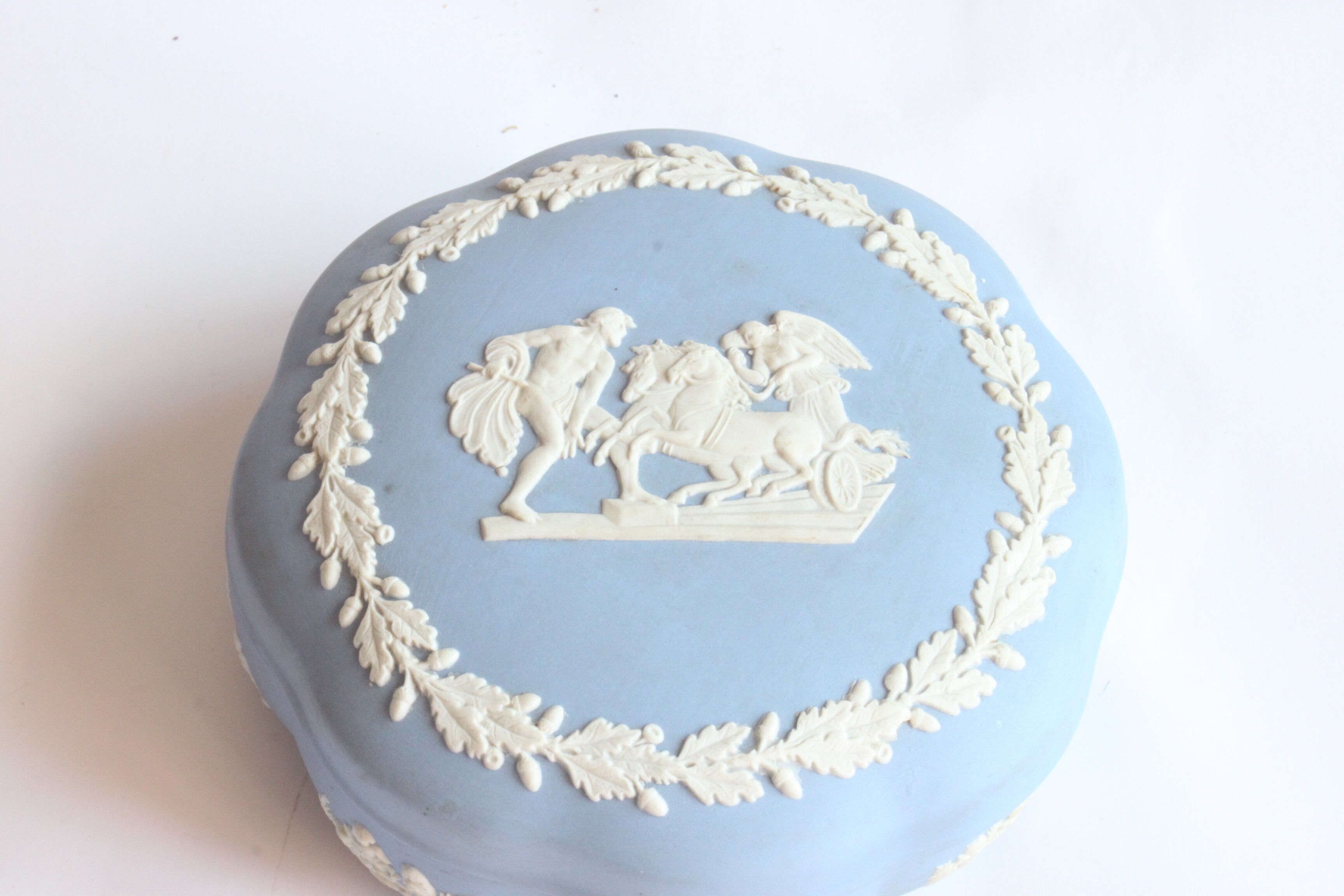 Wedgwood jasperware blue bonbonniere box, UK 1950s.