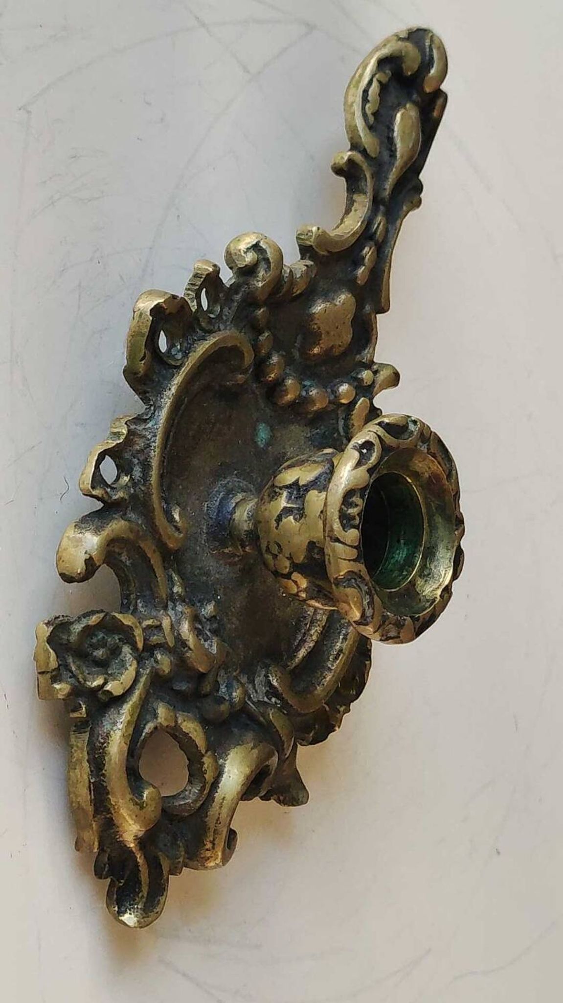 Antique Baroque/Rocaille style hand candle holder. In bronze with an old gold patina.