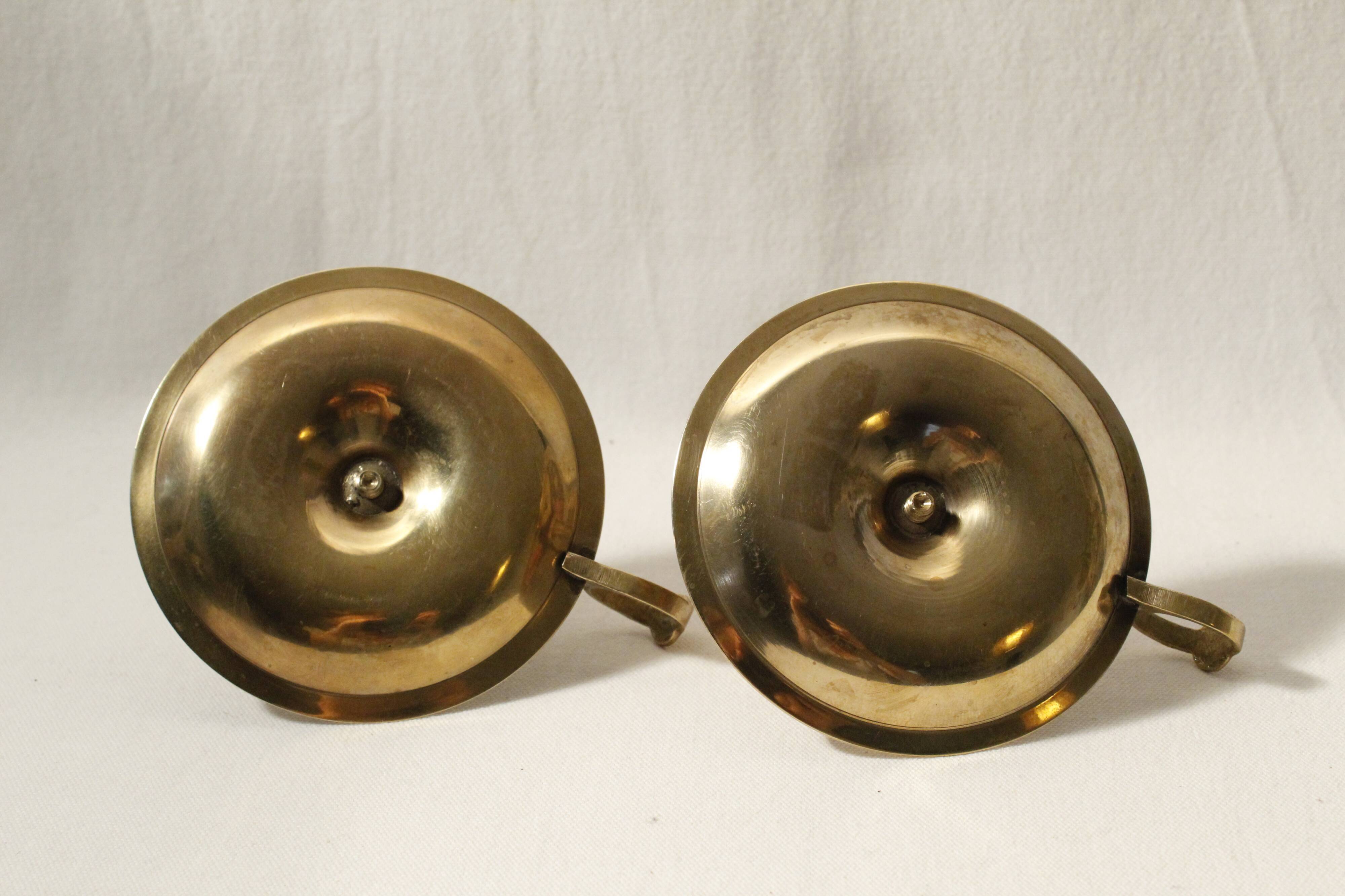 Set of 2 round golden metal candle holders and floral patterns