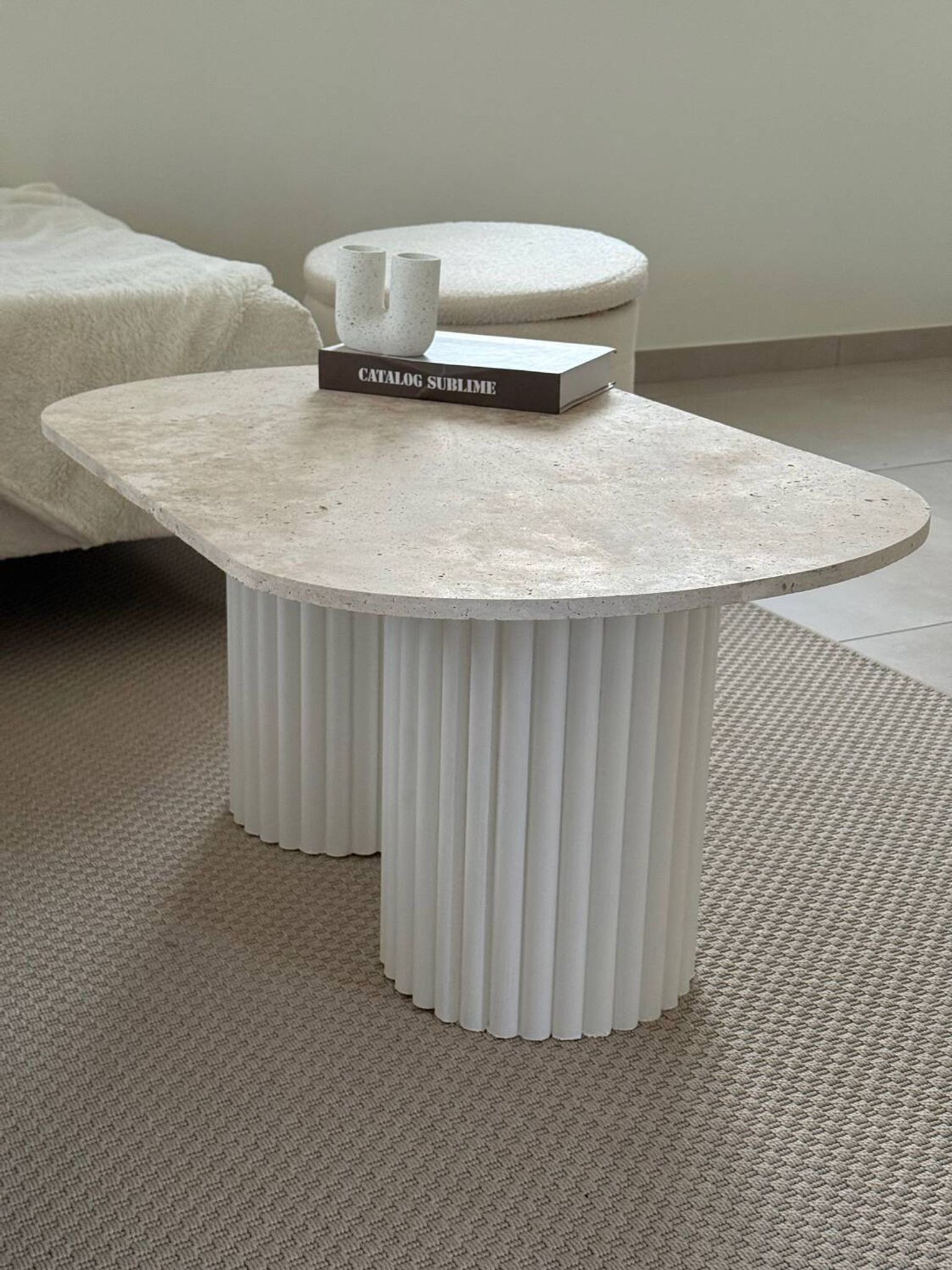 Table basse ovale en travertin et bois cannelé blanc