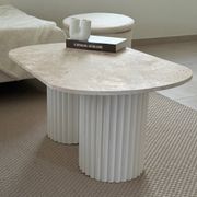 Table basse ovale en travertin et bois cannelé blanc