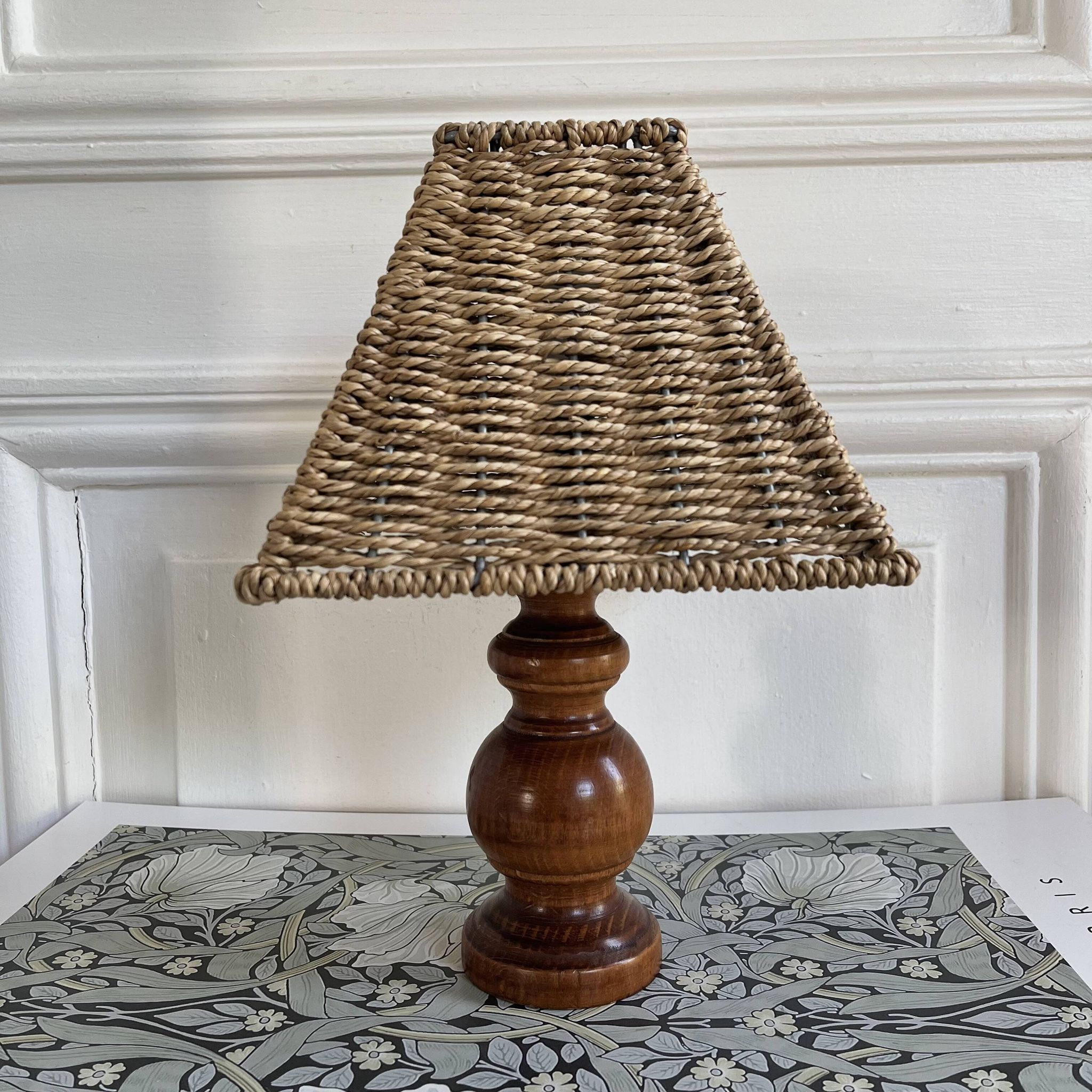 Lampe en bois, abat-jour corde, années 70