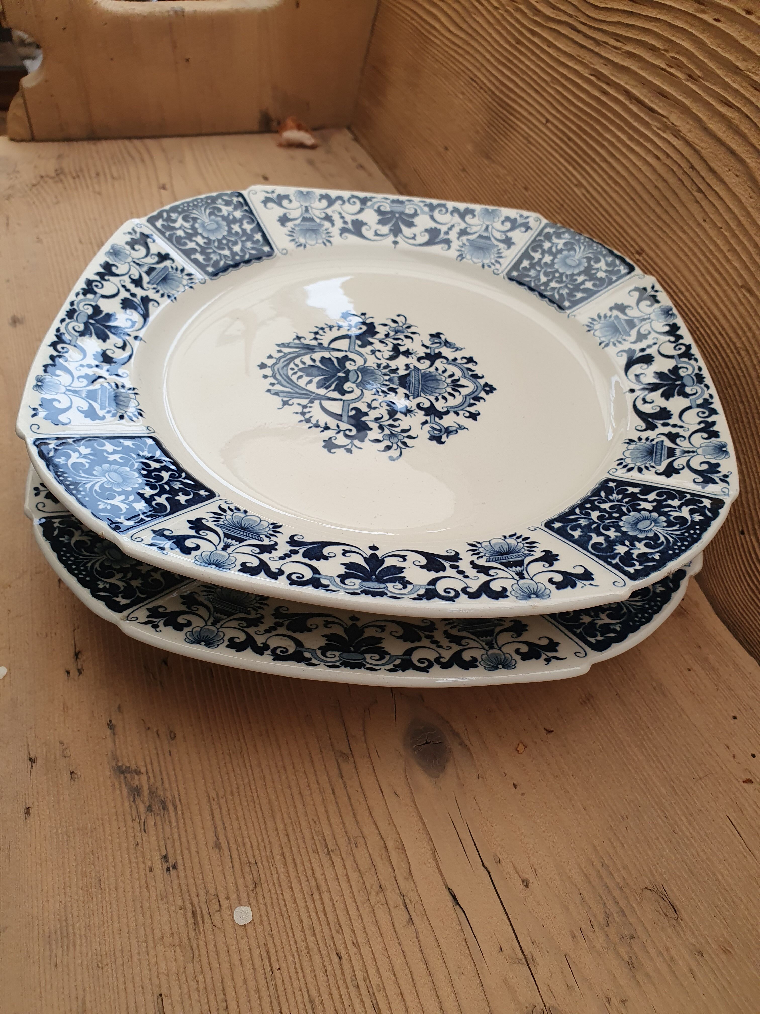 Pair of plates on presentation legs, terre de Fer Gien