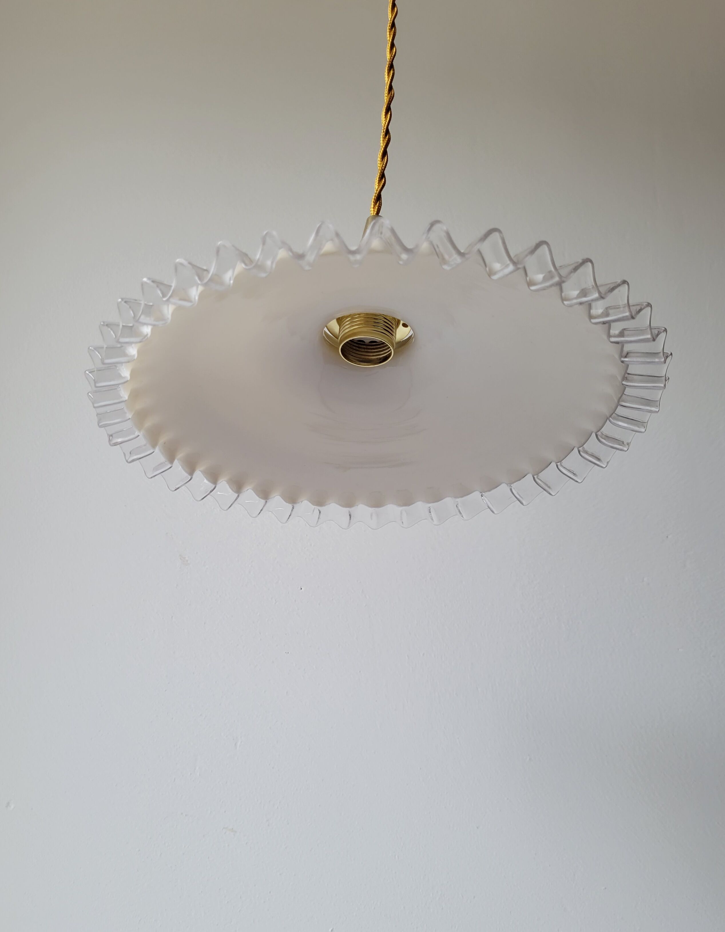 Serrated opaline suspension