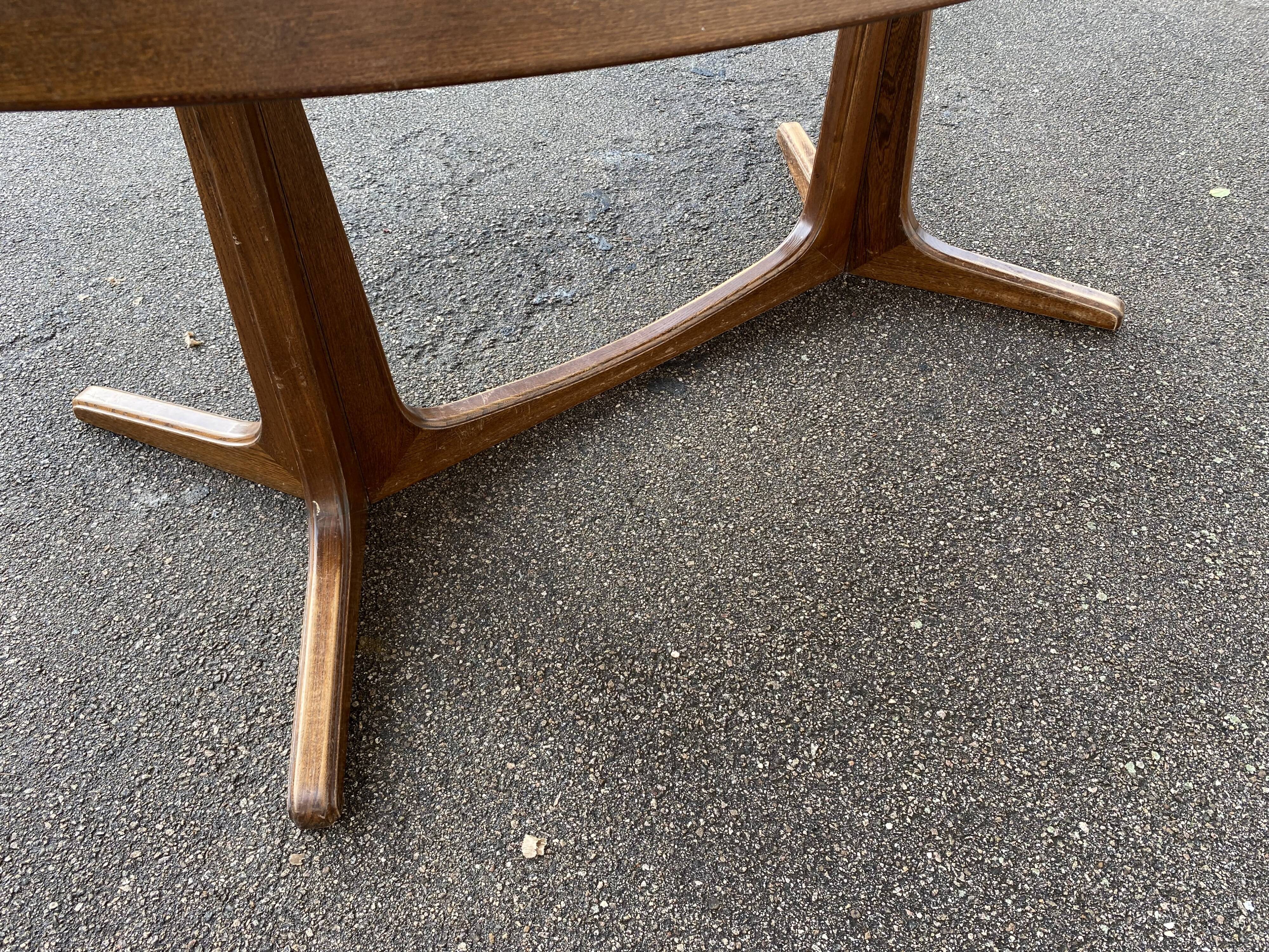 Oval baumann table