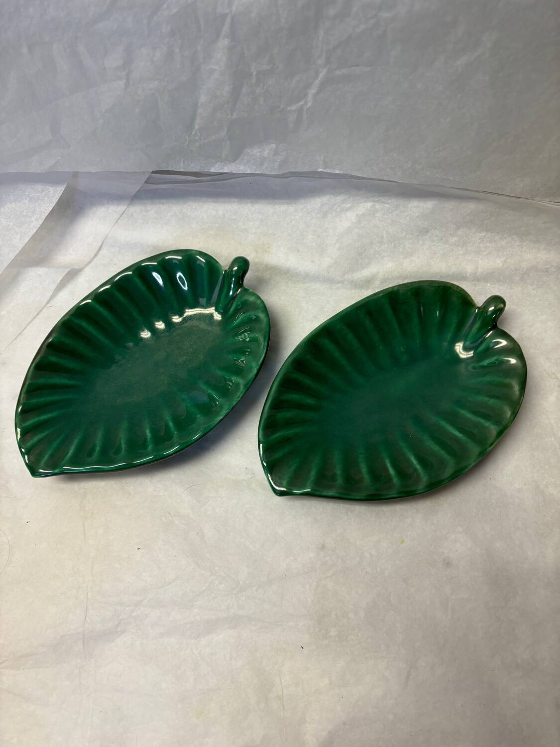 Set of 2 green slip dishes