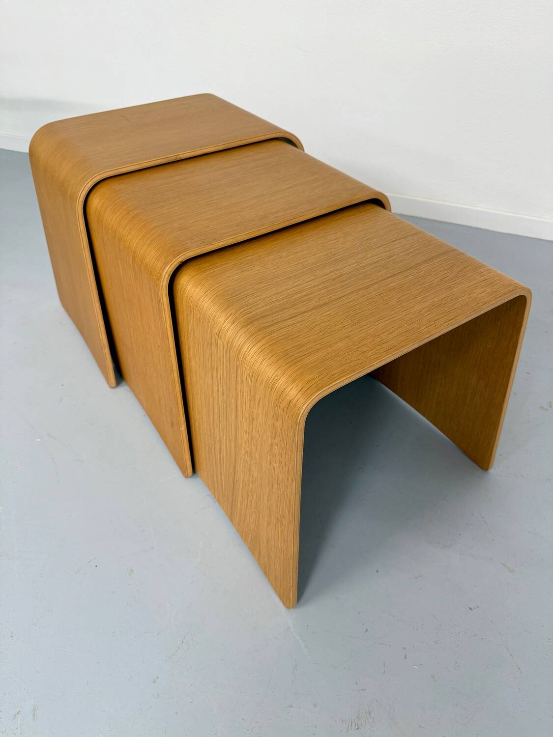 Set of 3 nesting coffee tables in thermoformed wood, 80s design