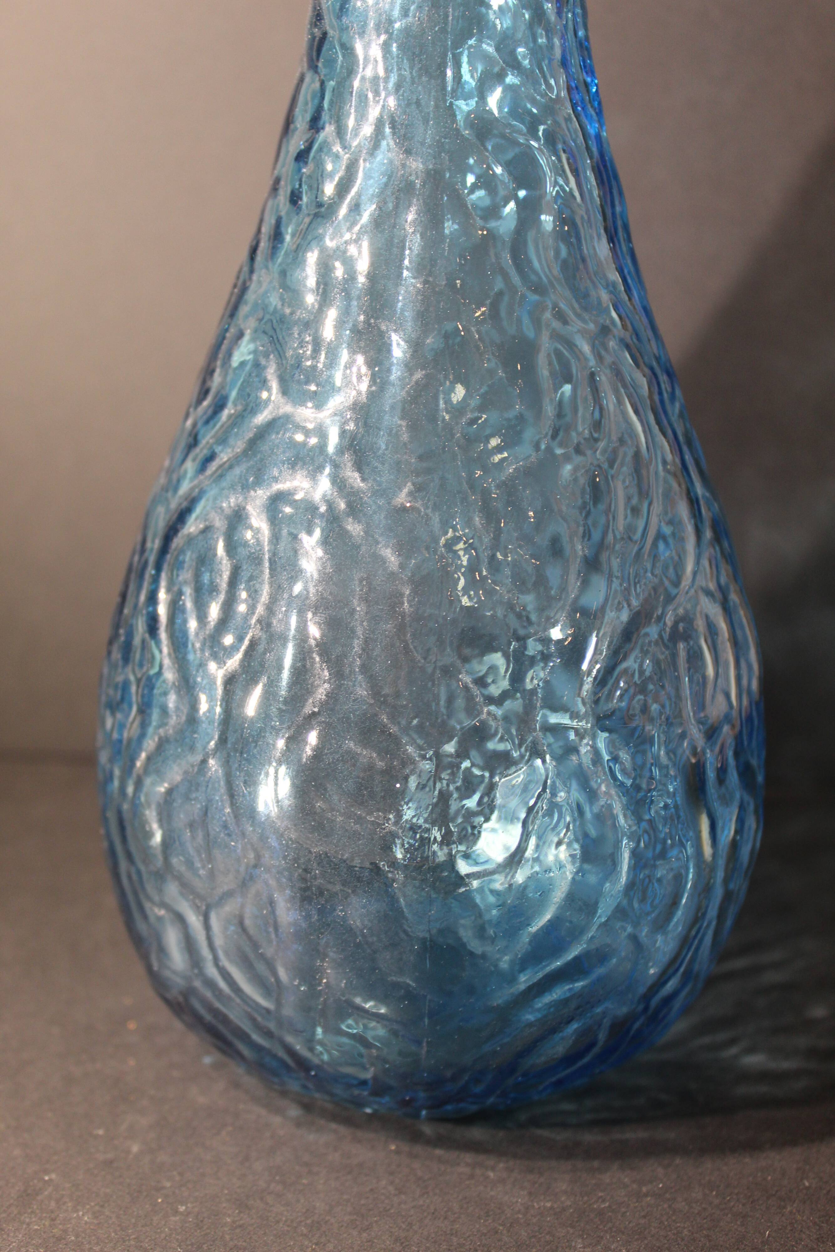 Carafe Empoli en verre bleu travaillé en remous