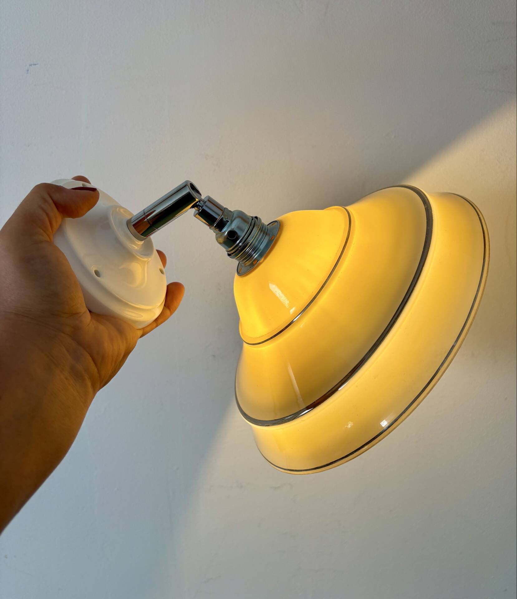Applique abat-jour vintage en opaline jaune et liserés argent