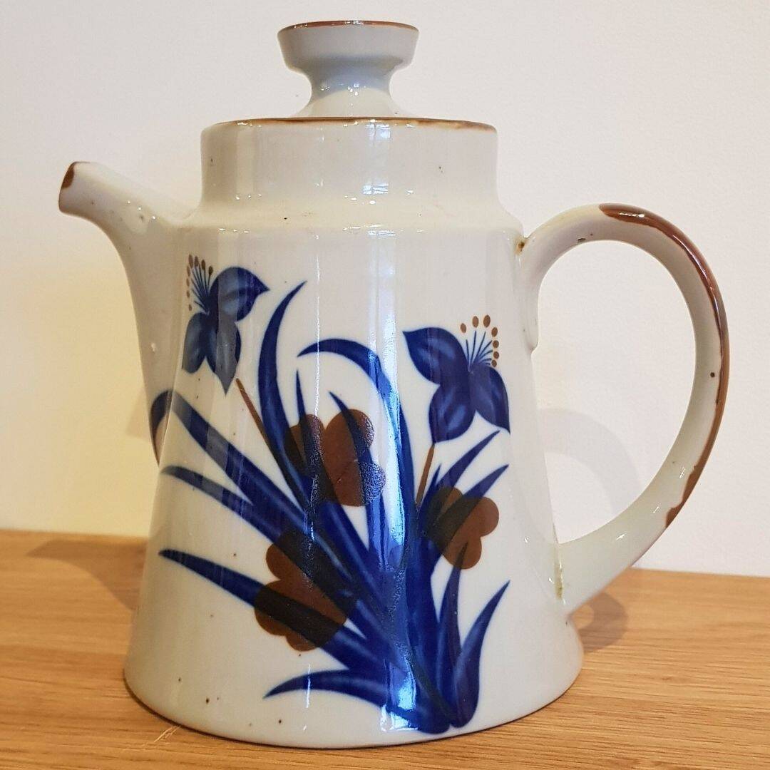 Japanese teapot and its 3 cups