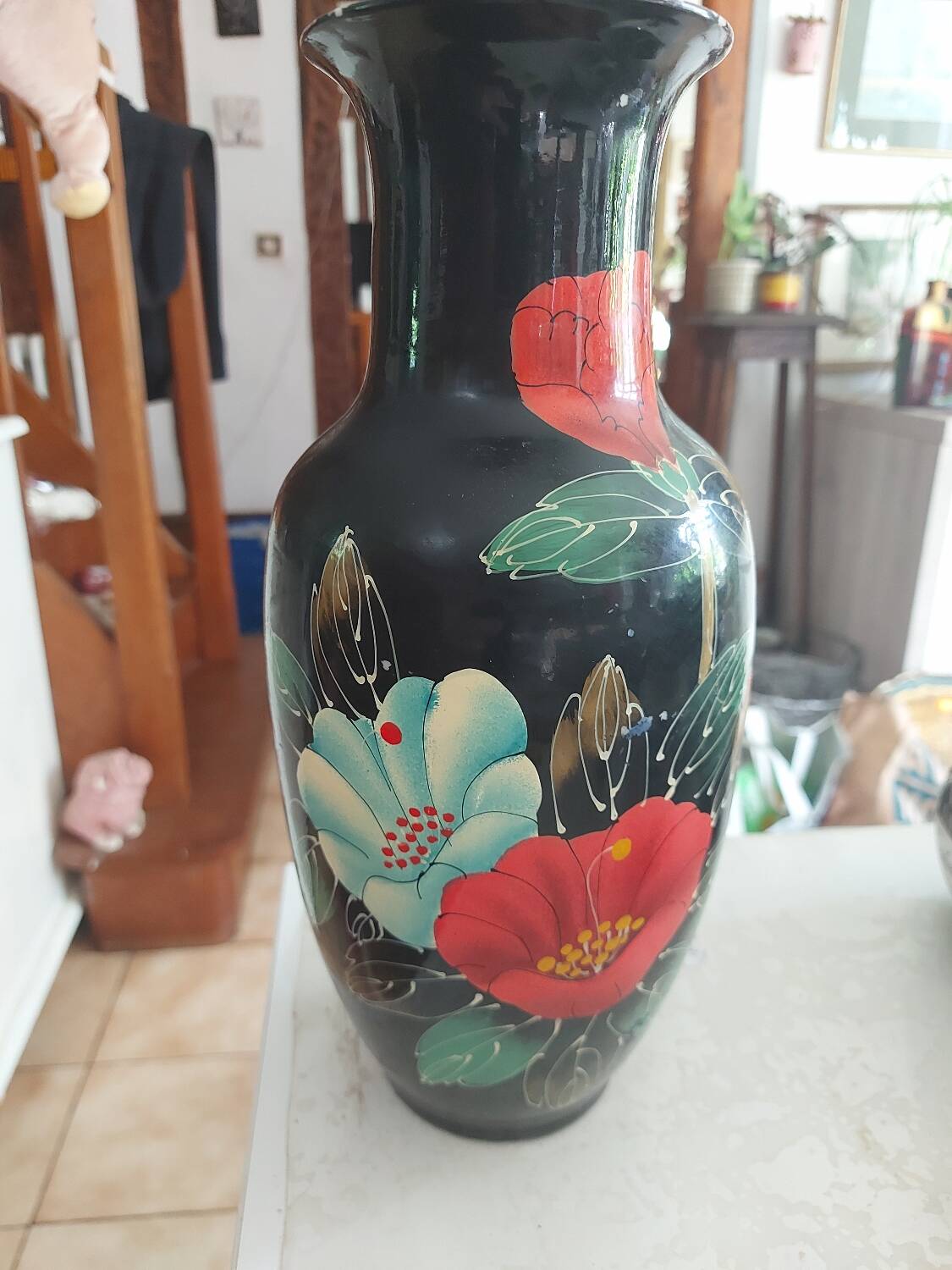 Vase chinois émaillé noir et décor de fleurs rouges