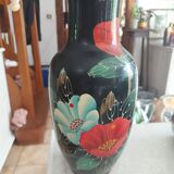 Vase chinois émaillé noir et décor de fleurs rouges