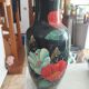Vase chinois émaillé noir et décor de fleurs rouges