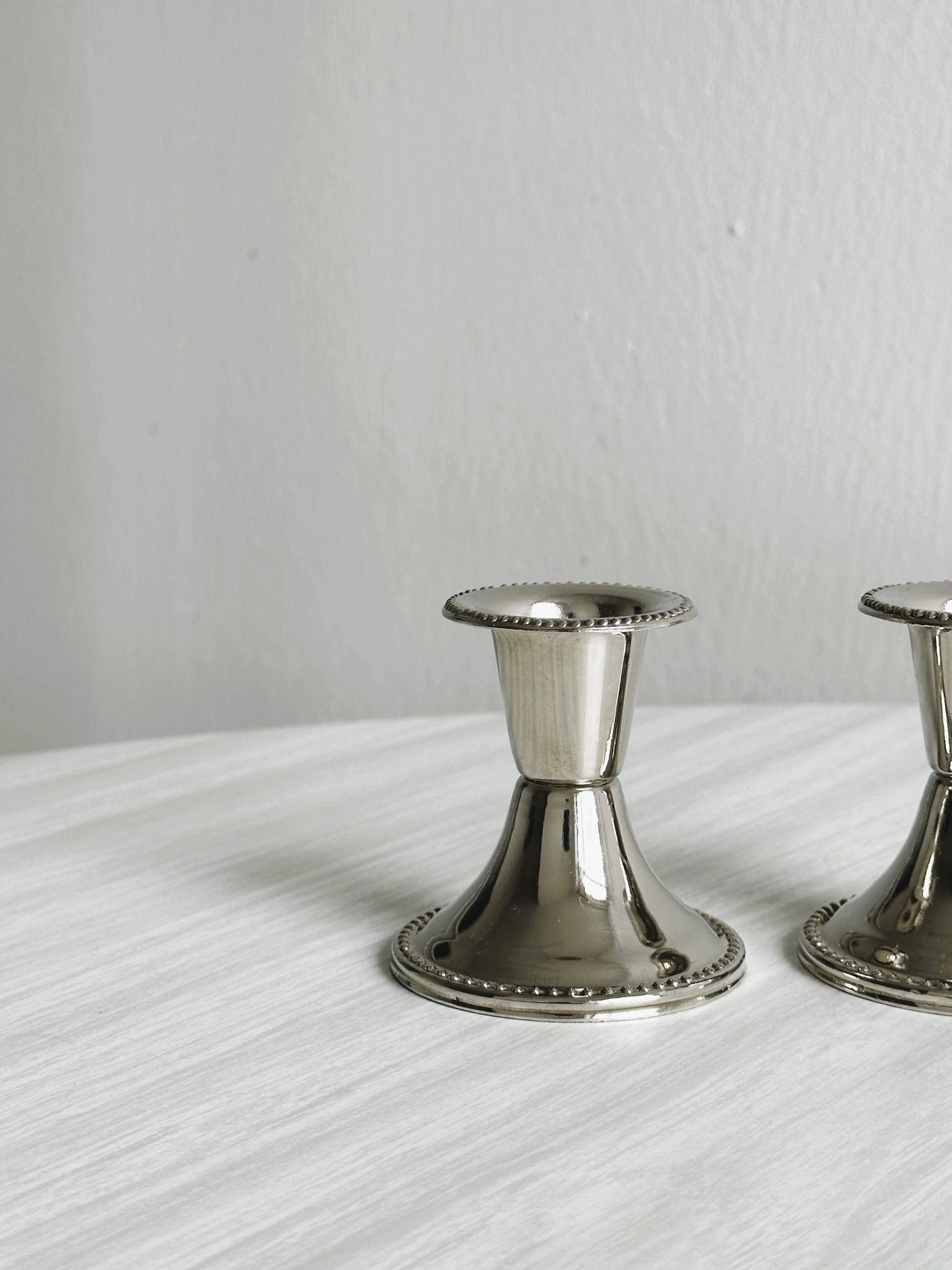 Paire de petits bougeoirs en métal léger