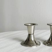 Paire de petits bougeoirs en métal léger