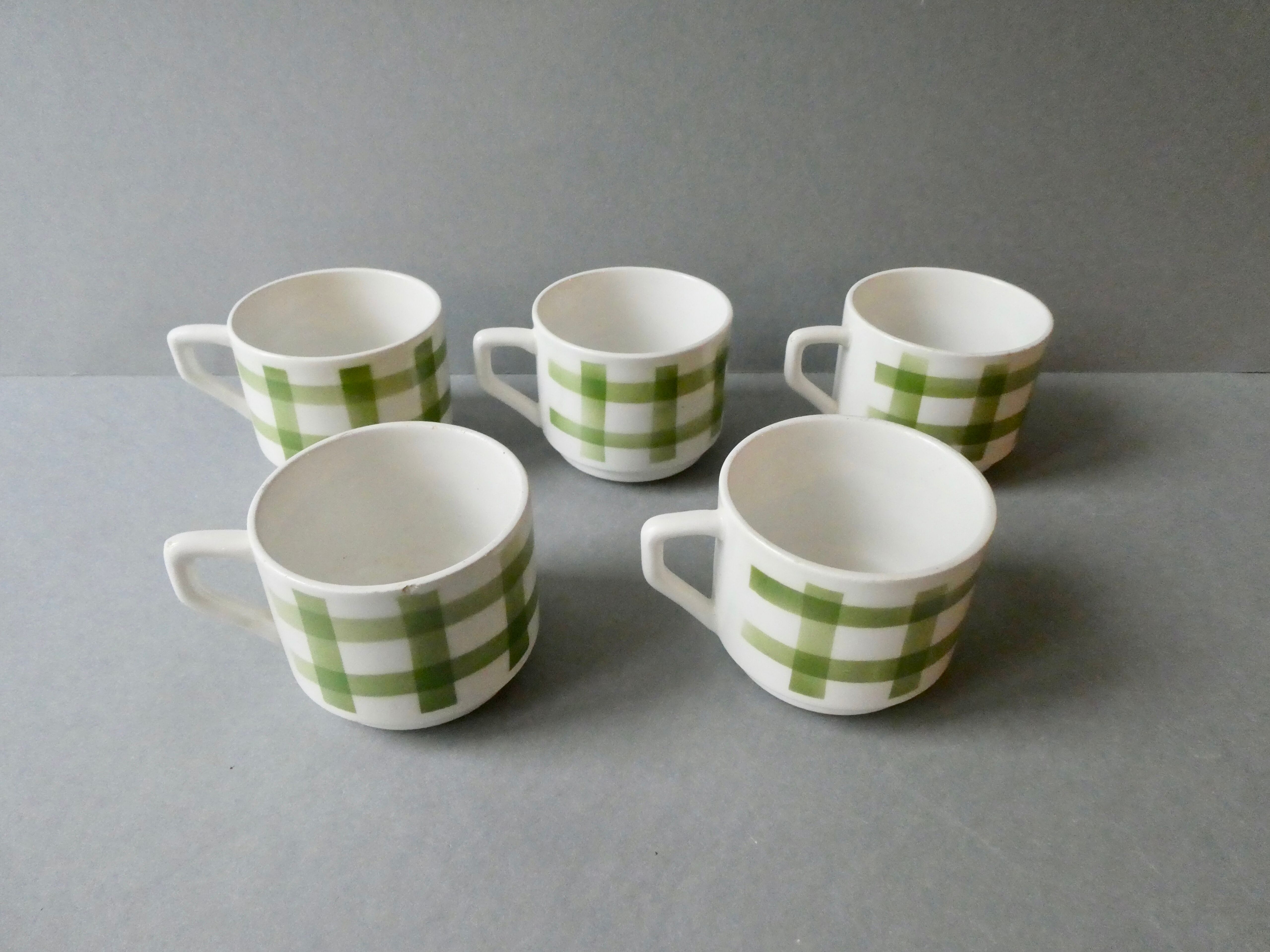 Lot de 5 tasses à café, décor torchon vert, années 70