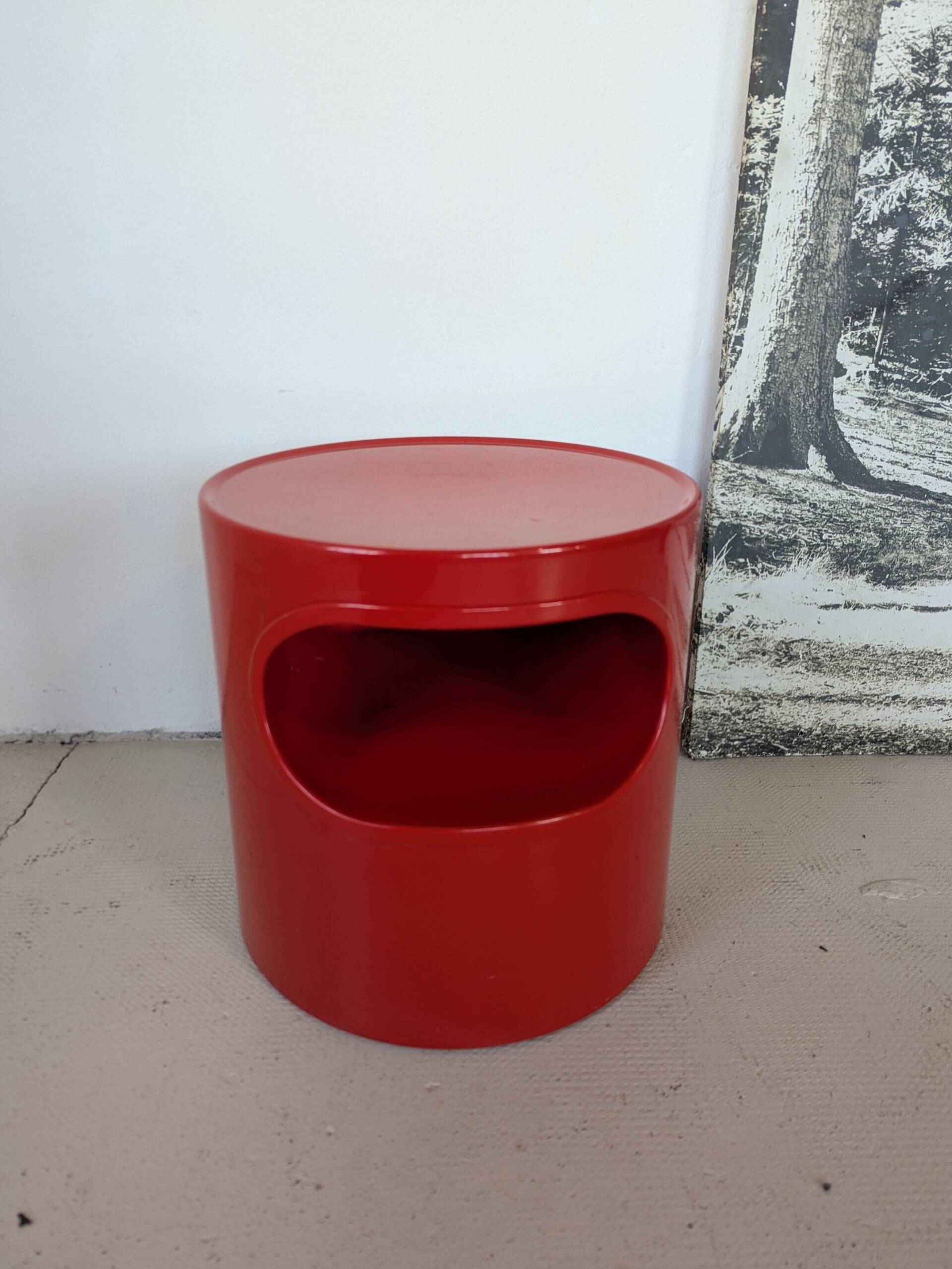 Side table, red bedside table Artemide Giano Giano by Emma Gismondi.
