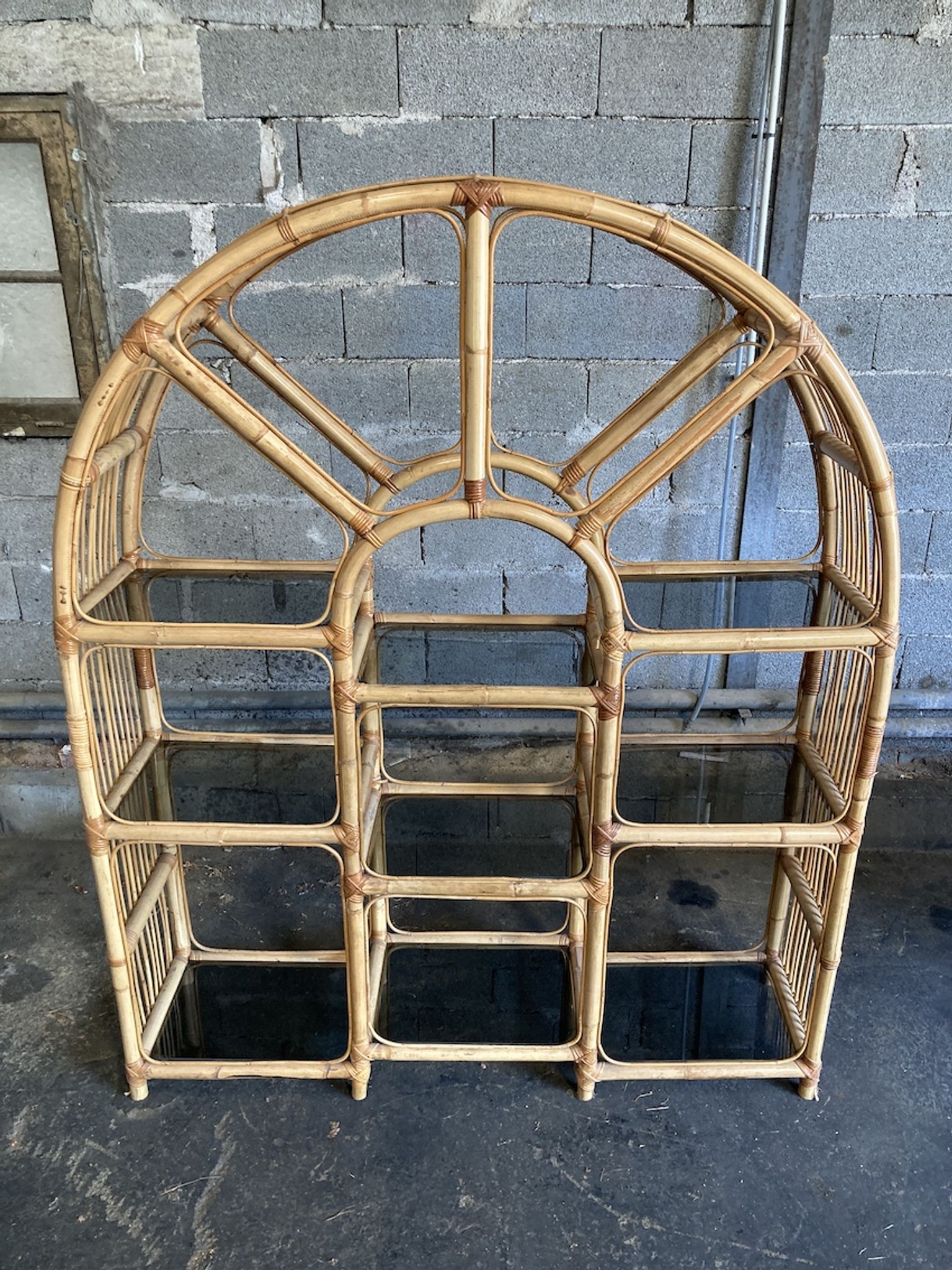 Etagère en rotin à 9 plateaux en verre
