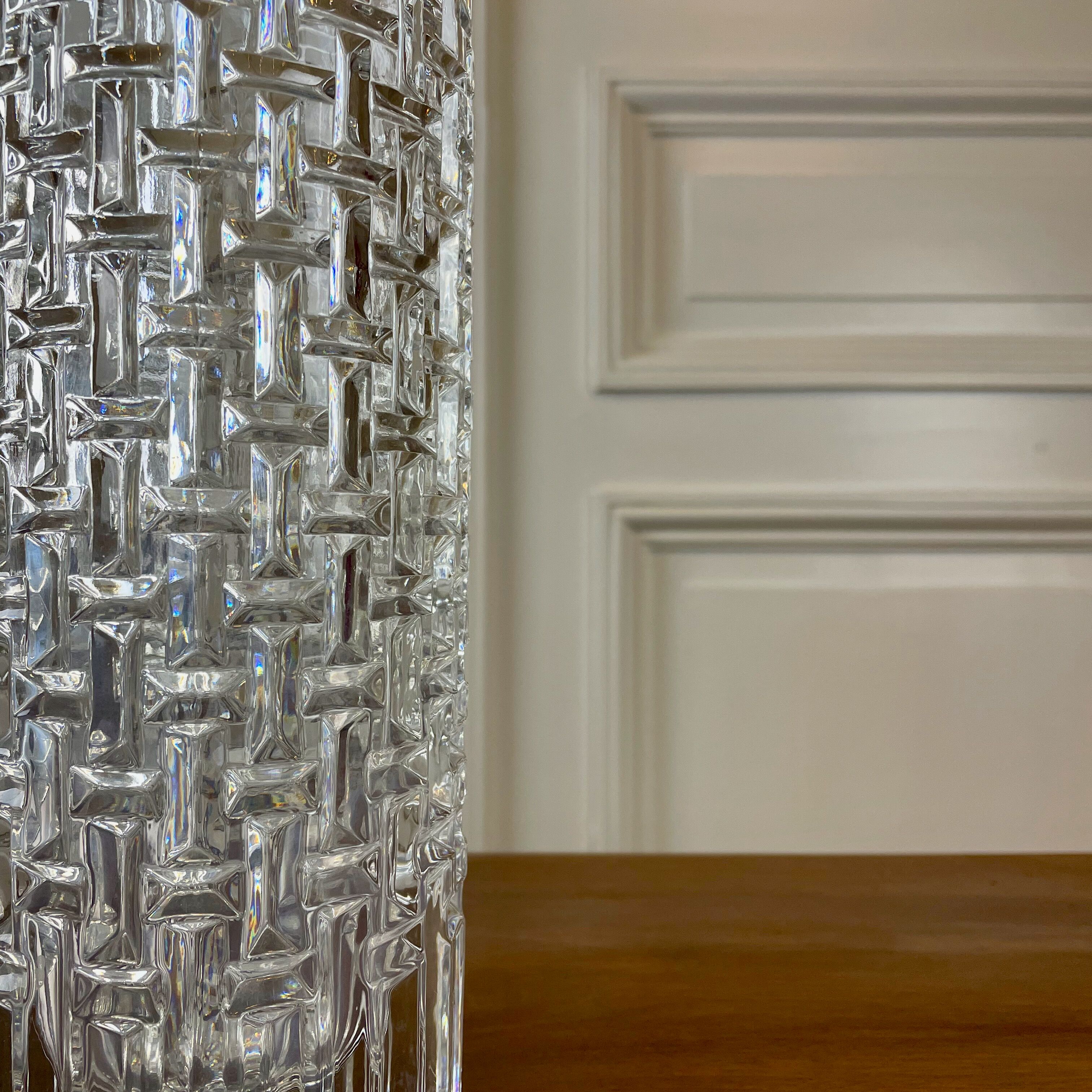 Vase with geometric streaks