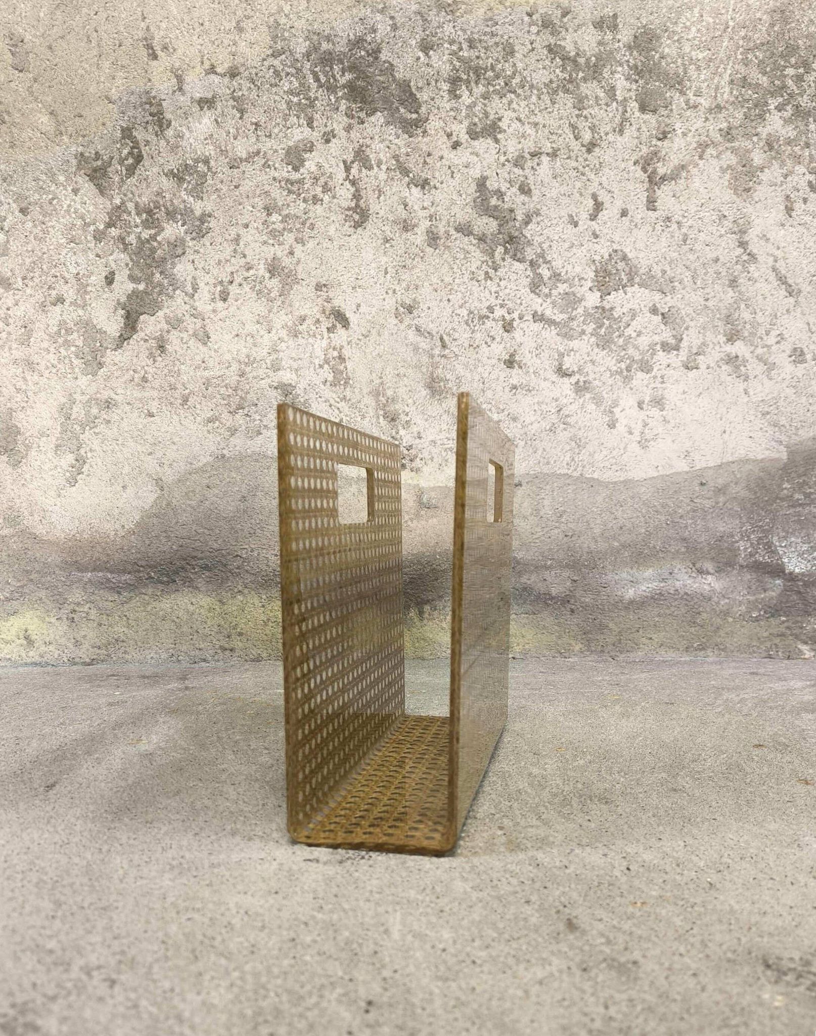 Porte-revues vintage en plexiglas et cannage