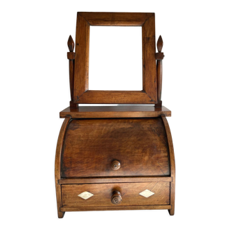 Walnut dressing table of the nineteenth century