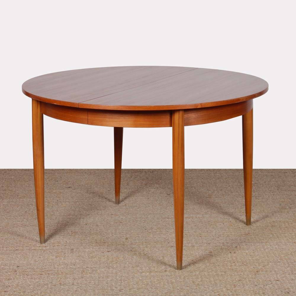 Round extendable dining table in wood, 1960