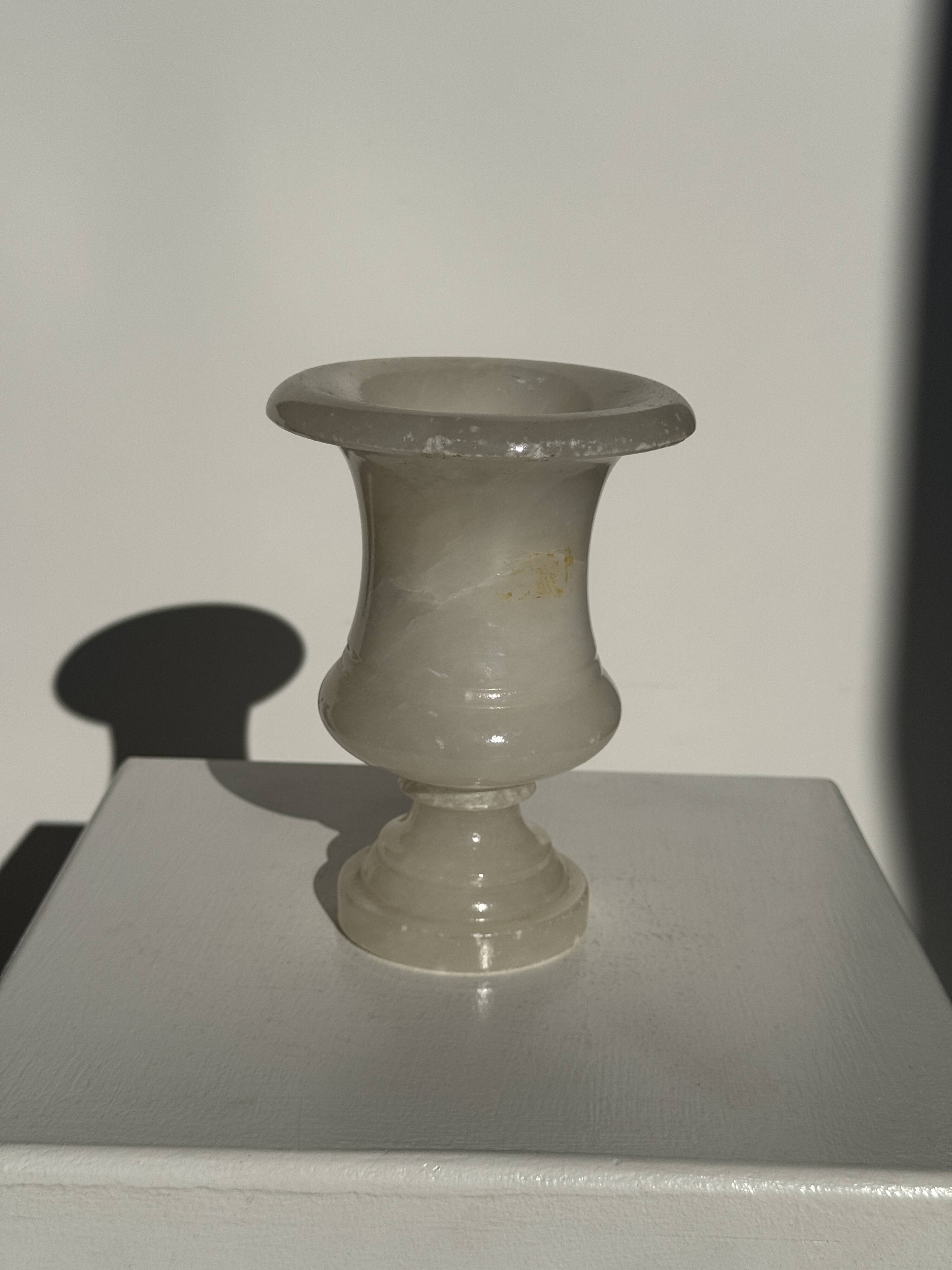 Small Médicis vase in alabaster H15.5 D11